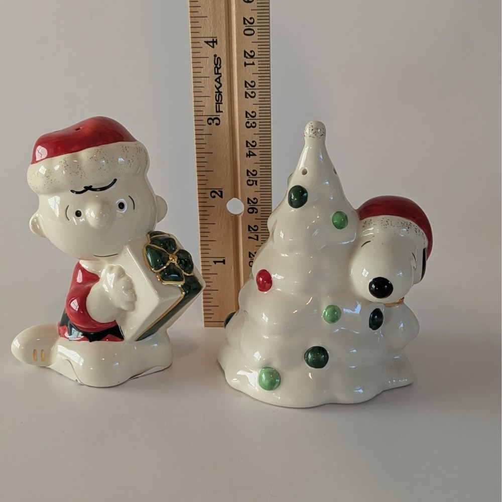 2004 Lenox Charlie Brown & Snoopy Christmas Tree Porcelain Salt & Pepper Set - Picture 2 of 14